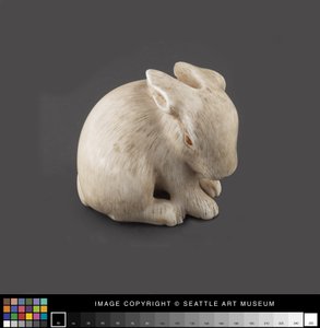 على غرار Netsuke على شكل أرنب بعيون كهرمانية ، أواخر القرن التاسع عشر (العاج ، العنبر) بواسطة المدرسة اليابانية