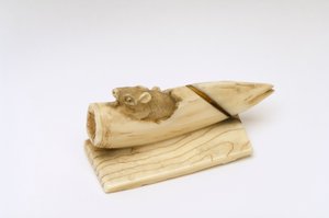 Netsuke من فأر يخرج من براعم الخيزران