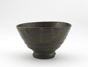 وعاء شاي من أدوات راكوزان بأسلوب كوجيبوري إيرابو ، أوائل القرن الثامن عشر (أواني حجرية مع طلاء من خشب الدردار ، وإصلاحات مطلية بالذهب) بواسطة المدرسة اليابانية