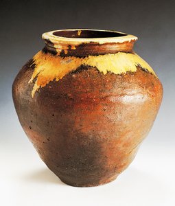مزهرية من انتاج مصنع Echizen بواسطة المدرسة اليابانية
