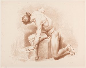 رجل يجلس عاريا