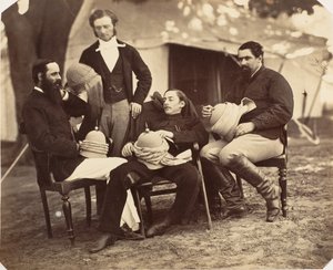 [صورة جماعية في غفرنور جنرالات كامب ، LR: Maj Jones ، Mr. Walters ، The Governo ... ، 1858-61. بواسطة جان بابتيست أوسكار ماليت