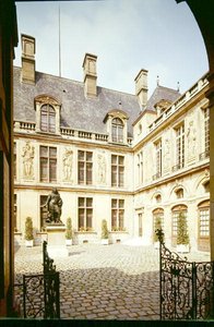 منظر لـ Cour dHonneur من فندق Carnavalet ، تم بناؤه عام 1545 بواسطة جان بولانت