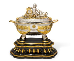 سلطانية حساء ، غطاء وحامل ، مالين ، حوالي 1780 (معدن وفضي مذهب) (انظر أيضًا 430298) بواسطة جان كورنيل هندريكس