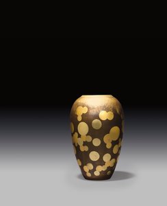 مزهرية حوالي عام 1925 (معدن مطلي بالورنيش)
