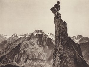 سويسرا: Gendarme على Sonnigwichel ، وتتطلع نحو Oberalpstock (b / w photo) بواسطة جين جابريل