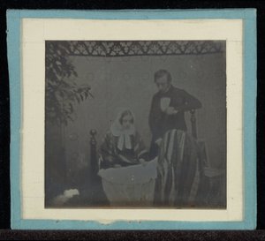 صورة لـ M. & Mme. أينارد بجانب المهد