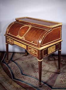 أثاث لويس السادس عشر: مكتب أسطوانة ملكة فرنسا ماري أنطوانيت (ماري أنطوانيت) (1755-1793) مصنوعة من القطيفة وخشب الورد والبرونز والبلوط بواسطة جان هنري ريزنر (1734-1806) 1784 ديم. 1،05 x1،13 x 0،64 م. متحف اللوفر في باريس بواسطة جان هنري ريسنر