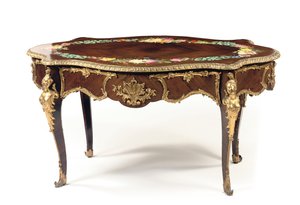 طاولة وسط نابليون الثالث ، حوالي 1856 (خشب الورد والمينا) (انظر أيضًا 476435 و 476436) بواسطة جان بيير الكسندر طحان