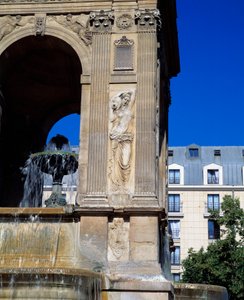 العمارة: تفاصيل ينبوع الأبرياء الذي يمثل الحوريات. صممه المهندسون المعماريون Jean Goujon و Augustin Pajou و Pierre Lescot. 1546-1549. Place Joachim du Bellay ، باريس.