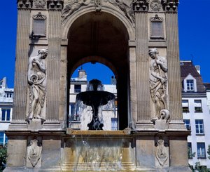 العمارة: تفاصيل ينبوع الأبرياء الذي يمثل الحوريات. صممه المهندسون المعماريون Jean Goujon و Augustin Pajou و Pierre Lescot. 1546-1549. Place Joachim du Bellay ، باريس.