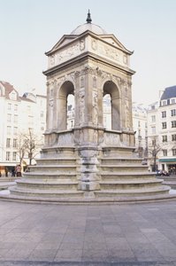فرنسا ، باريس ، Fontaine des Innocents ، نافورة حجرية ذات درجات.