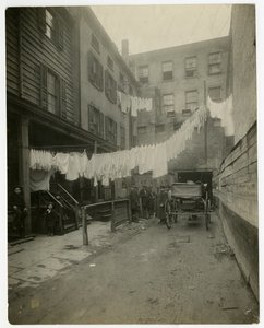 11 شارع كريستوفر ، قرية غرينتش ، نيويورك ، الولايات المتحدة الأمريكية ، حوالي 1917-20 (صورة فضية جيلاتينية) بواسطة جيسي تاربوكس بيلز