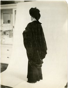 65000 mole skin & ermine paninier cret ، موديل مستورد ، متجر Best's Best & Co متعدد الأقسام ، c.1905-18 (صورة جيلاتينية فضية) بواسطة جيسي تاربوكس بيلز