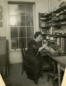 بيلز في الاستوديو الخاص بها ، حوالي 1912-18 (صورة فضية من الجيلاتين)