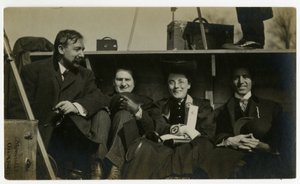 دفعات في عطلة في الجزء الخلفي من السيارات ، حوالي 1905-40 (صورة فضية من الجيلاتين) بواسطة جيسي تاربوكس بيلز