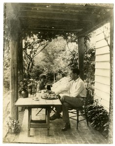 زوجان جالسان في الحديقة ، c.1905-40 (صورة فضية من الجيلاتين) بواسطة جيسي تاربوكس بيلز