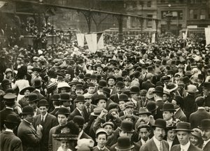 الحشد في ميدان الاتحاد في اجتماع الاقتراع ، حوالي 1905-11 (صورة فضية من الجيلاتين) بواسطة جيسي تاربوكس بيلز