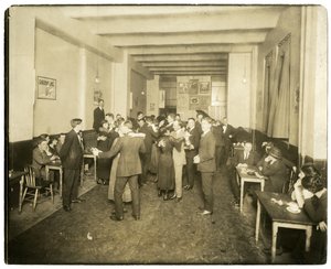 الرقص في Charley Reed's Purple Pup ، Greenwich Village ، حوالي 1905-18 (صورة فضية من الجيلاتين) بواسطة جيسي تاربوكس بيلز