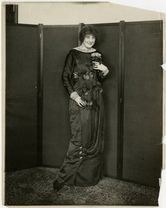 فستان ، رايات ، Gimbels ، c.1905-18 (صورة فضية من الجيلاتين) بواسطة جيسي تاربوكس بيلز