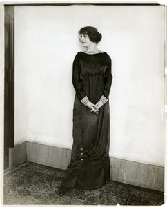 فستان ، رايات ، Gimbels ، c.1905-18 (صورة فضية من الجيلاتين) بواسطة جيسي تاربوكس بيلز