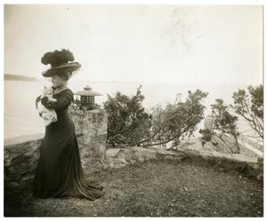 Ella Wheeler Wilcox at Sound Beach، Conn، c.1905-11 (صورة فضية من الجيلاتين) بواسطة جيسي تاربوكس بيلز