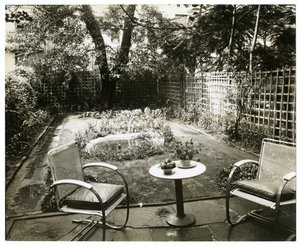 Garden of Mrs WH Wells 265 W 11th، Greenwich Village، New York، USA، c1936-37 (صورة فضية جيلاتينية) بواسطة جيسي تاربوكس بيلز