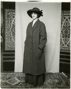 معطف رمادي ، Arnold & Constable ، c.1905-18 (صورة فضية الجيلاتين) بواسطة جيسي تاربوكس بيلز