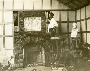كارل بيتر (نحات) يبني مدفأة بنفسه ، حوالي 1905-15 (صورة من الفضة الجيلاتينية)
