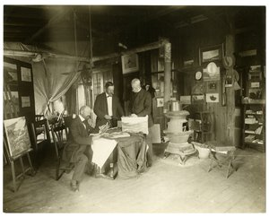 من اليسار إلى اليمين: كولين ييتس - محجوب - والتر دين ، حوالي 1905-11 (صورة فضية جيلاتينية) بواسطة جيسي تاربوكس بيلز