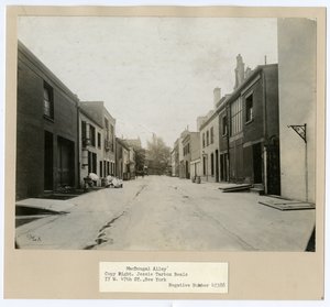 MacDougal Alley ، Greenwich Village ، نيويورك ، الولايات المتحدة الأمريكية ، حوالي 1905-20 (صورة فضية جيلاتينية) بواسطة جيسي تاربوكس بيلز