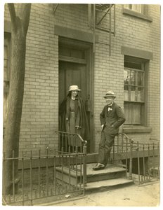 السيد Llewelyn Powys ، مؤلف وزوجته ، حوالي 1905-40 (صورة جيلاتينية فضية) بواسطة جيسي تاربوكس بيلز