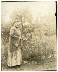 السيدة Alzirc Hewitt Wade - 88 عامًا - في الحديقة في Ossining ، نيويورك ، حوالي 1905 - 28 (صورة فضية من الجيلاتين) بواسطة جيسي تاربوكس بيلز