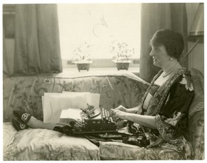 السيدة إميلي بوست ، مؤلفة كتاب آداب السلوك ، 1926-28 بواسطة جيسي تاربوكس بيلز