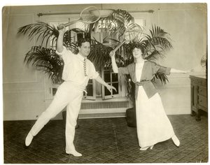 الراقصان الباريسيان الجديدان Señor Sebastian & Mme Mann - رقصا في افتتاح حديقة Albemarle Hoffman Roof ، حوالي 1905-18 (صورة فضية من الجيلاتين) بواسطة جيسي تاربوكس بيلز