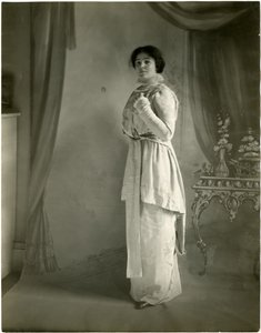 تموج في النسيج الأوركيد ، موريس ، c.1905-18 (صورة فضية من الجيلاتين) بواسطة جيسي تاربوكس بيلز
