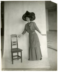 "الرجاء الجلوس" الاتزان الصحيح للأرجل والذراعين واليدين ، حوالي 1905-18 (صورة فضية جيلاتينية) بواسطة جيسي تاربوكس بيلز