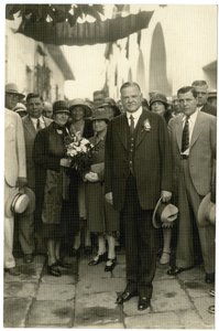 الرئيس هوفر - السيدة هوفر تحمل باقة ، 1928-32 بواسطة جيسي تاربوكس بيلز