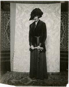 بدلة حمراء مخملية مع تنورة مطوية أكورديان ، Arnold & Constable ، c.1905-18 (صورة فضية جيلاتينية) بواسطة جيسي تاربوكس بيلز