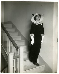 الطريق الصحيح نزول السلم ، c.1905-18 (صورة فضية الجيلاتين) بواسطة جيسي تاربوكس بيلز