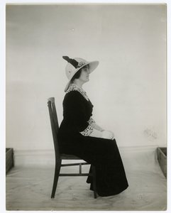 الطريقة الصحيحة للجلوس على كرسي ، حوالي 1905-18 (صورة فضية من الجيلاتين) بواسطة جيسي تاربوكس بيلز