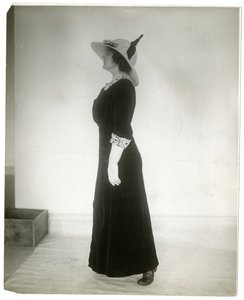 الطريقة الصحيحة للوقوف عند المشي حوالي 1905-18 (صورة فضية جيلاتينية)