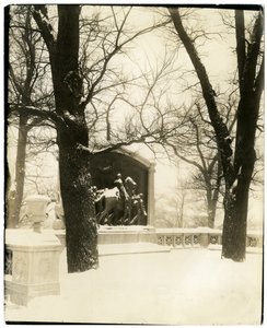 Shaw Memorial in Storm ، بوسطن ، الولايات المتحدة الأمريكية ، حوالي 1902-10 (صورة فضية من الجيلاتين) بواسطة جيسي تاربوكس بيلز