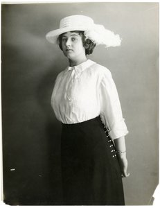 بلوزة من الحرير وقبعة بيضاء ، ماكريري ، c.1905-18