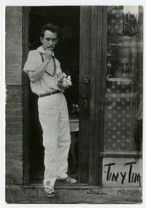 Tiny Tim ، Greenwich Village ، نيويورك ، الولايات المتحدة الأمريكية ، حوالي 1915-22 (صورة فضية من الجيلاتين)