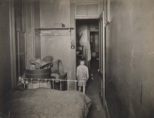بدون عنوان (صبي في غرفة النوم) ، ج. 1910 (طباعة فضية جيلاتينية) بواسطة جيسي تاربوكس بيلز