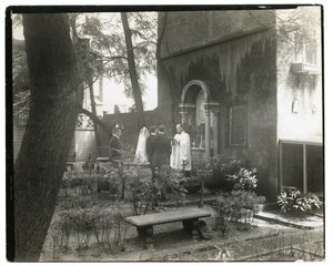 حفل زفاف في كنيسة القديس يوحنا ، غرب 11 شارع ، حوالي 1938-39 (صورة فضية من الجيلاتين) بواسطة جيسي تاربوكس بيلز