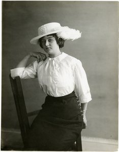 بلوزة من الحرير الأبيض ، McCreery's ، حوالي 1905-18 (صورة فضية من الجيلاتين) بواسطة جيسي تاربوكس بيلز