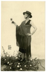 امرأة تحمل زهرة ، c.1905-40 بواسطة جيسي تاربوكس بيلز
