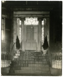 باب نادي مدينة المرأة ، بوسطن ، الولايات المتحدة الأمريكية ، حوالي 1902-10 (صورة فضية من الجيلاتين) بواسطة جيسي تاربوكس بيلز